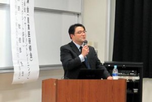 講演をする牧理事長